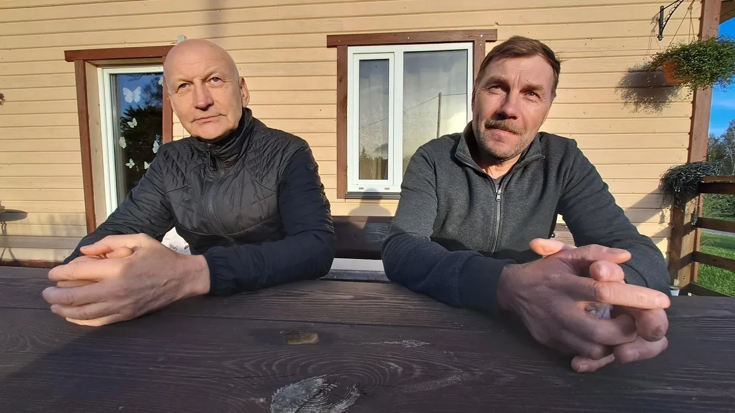 Rõuge volikogu liikmed Raul Ermel (vasakul) ja Tarvi Tuusis on rahulolematud, sest Nursipalu harjutusala mõjualas elavate inimesteni riigi makstav valuraha ei jõuagi.