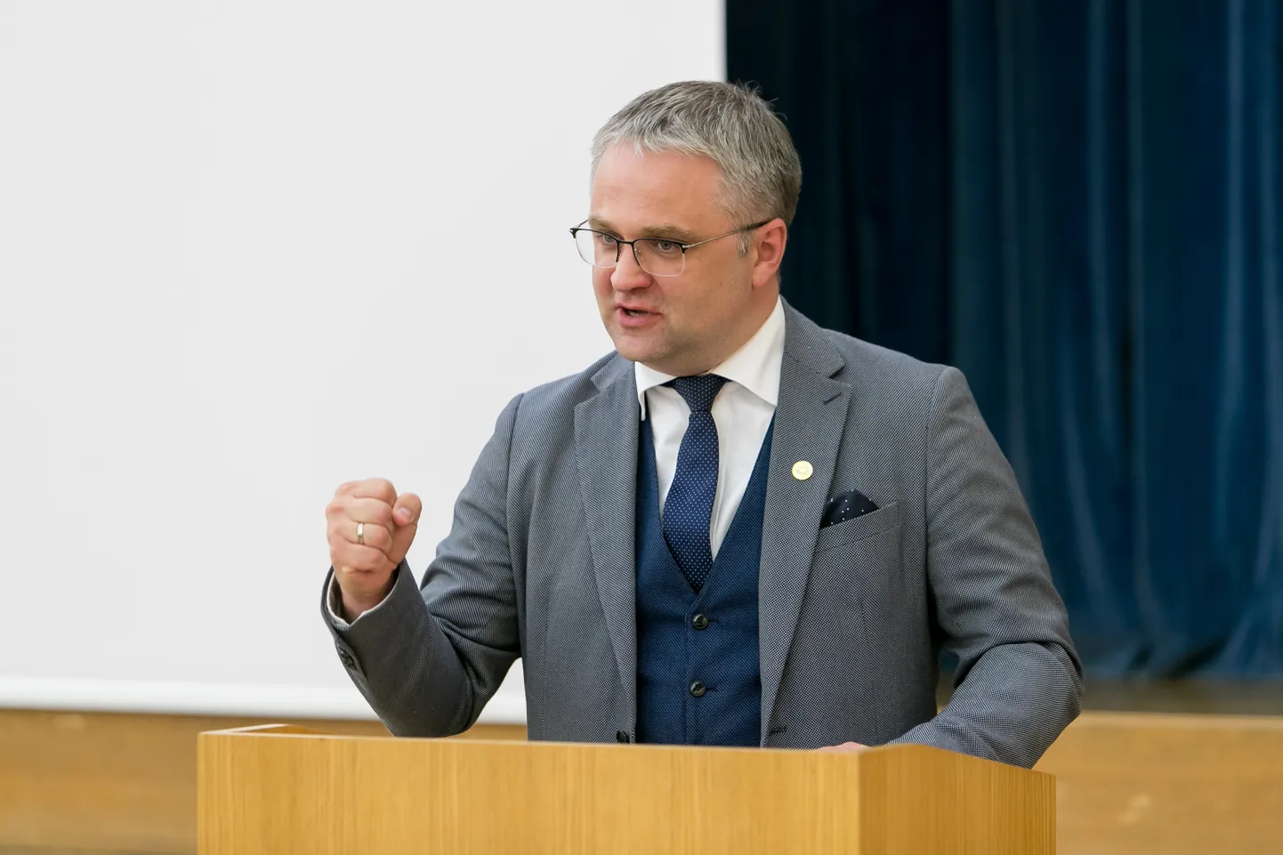 Riigikontrolör Janar Holmi kinnitusel peab rahandusministeerium esitama valitsusele õlitehase investeeringuga seotud uued tasuvusarvutused.