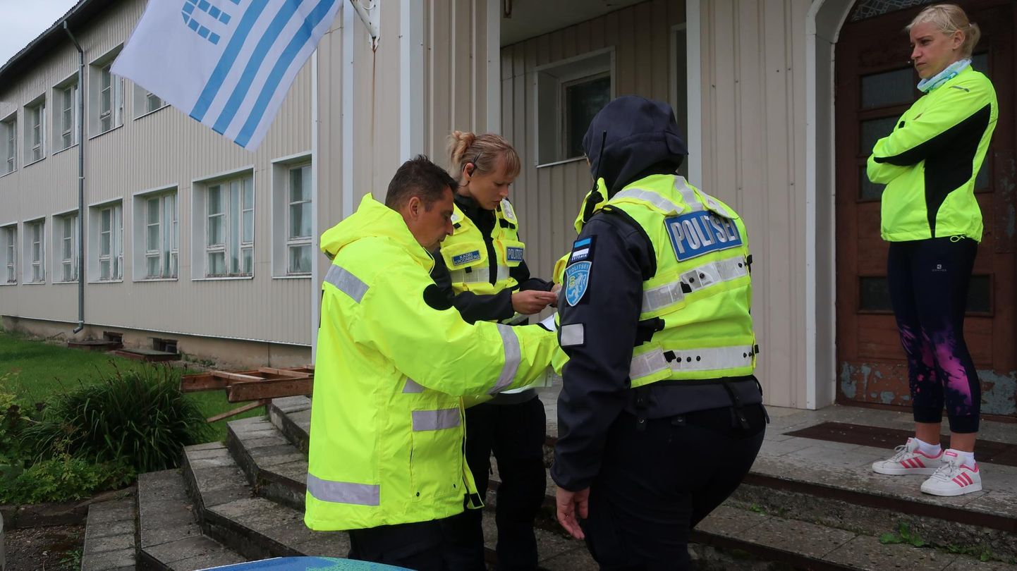 Tartu- ja Põlvamaa politseinikud on koos vabatahtlikega kontrollinud ligemale 100 kilomeetrit teid ja teeääri.