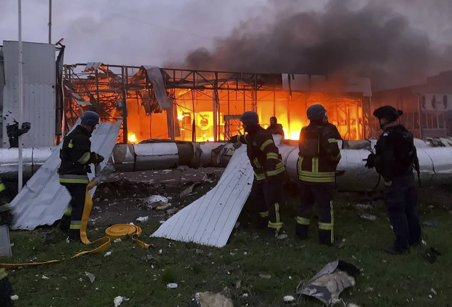Tuletõrjujad päästetöödel eile Venemaa raketirünnaku käigus hävitatud autosalongi juures.