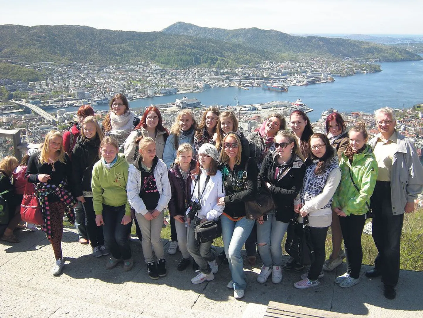 Tütarlastekoor Elise on jõudnud mäetippu, kust avaneb kaunis vaade Bergenile.