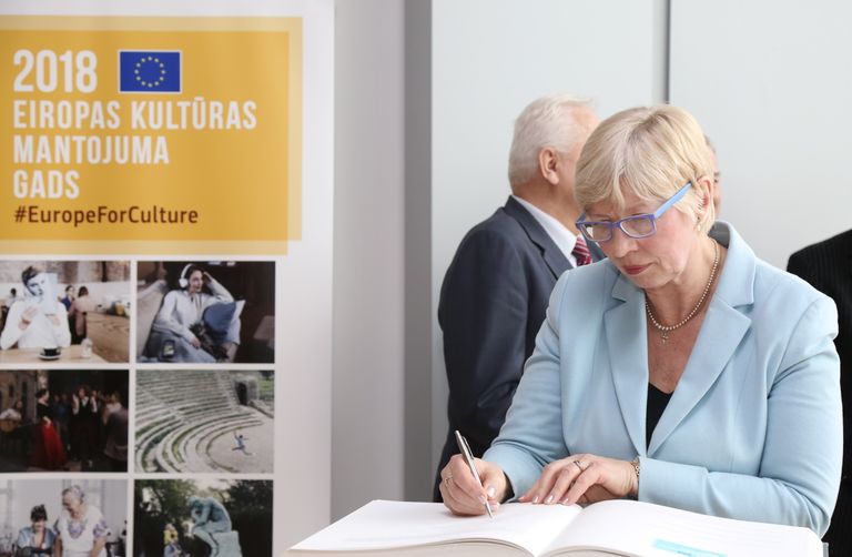 Latvijas Nacionālās bibliotēkas (LNB) atbalsta fonda direktore Karina Pētersone parakstās par Gunāra Birkerta projektētās Latvijas Nacionālās bibliotēkas ēkas iekļaušanu valsts aizsargājamo kultūras pieminekļu sarakstā Eiropas Kultūras mantojuma gada atklāšanai veltītajā preses konferencē LNB.