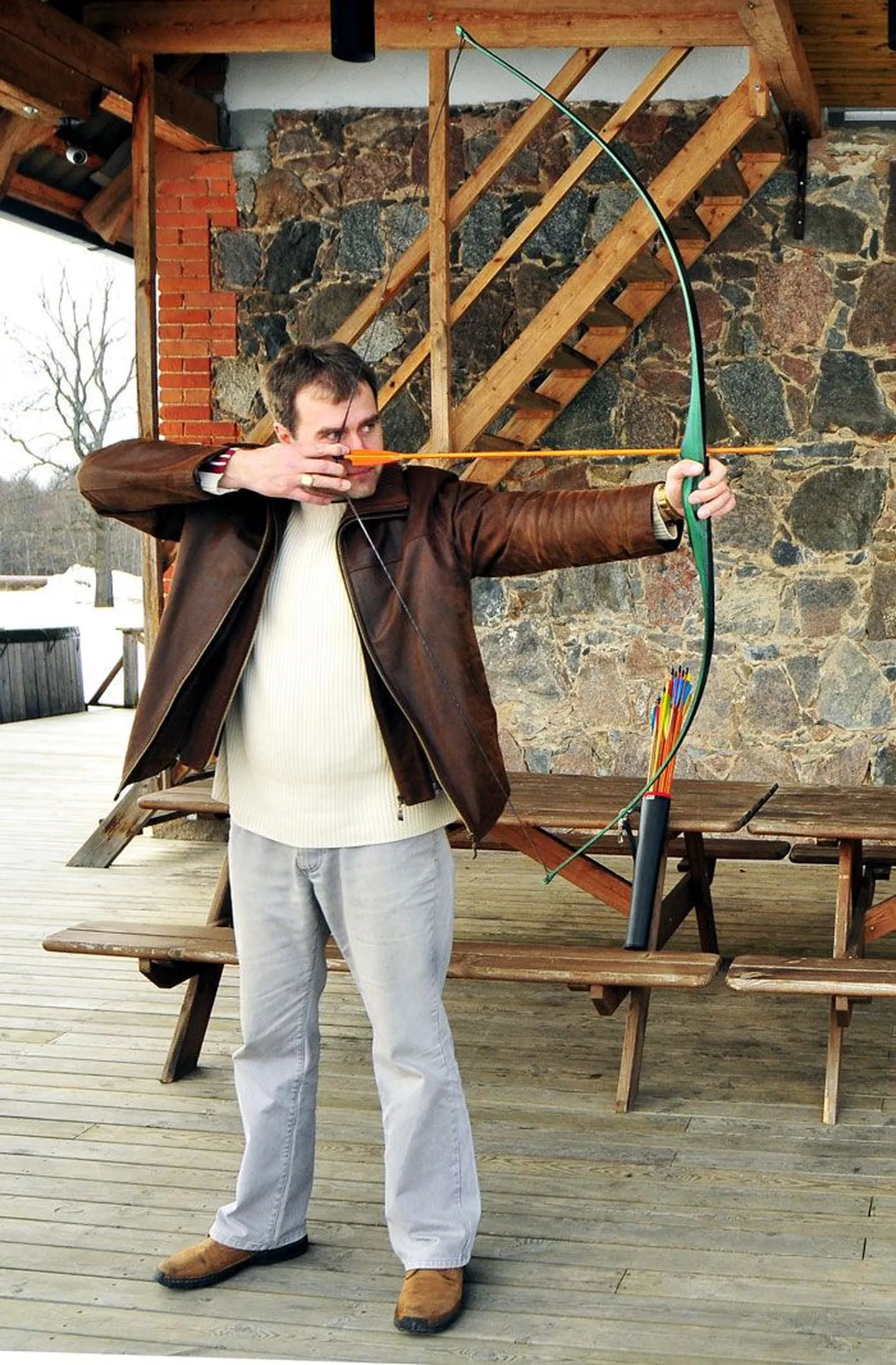 Aksel Kivi õpetas oma puhkekeskuses vibu laskma ja tõmbas vahel ka ise vibu vinna. See pilt on tehtud  ajal, mil talle kuuluv OÜ Kivi Forellipüük käis PRIAga kohut 2005. aastal rajatud vähitiikide pärast.