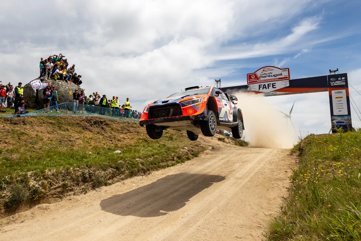 Ott Tänak ja Martin Järveoja Portugali MM-ralli kuulsal Fafe hüppel.