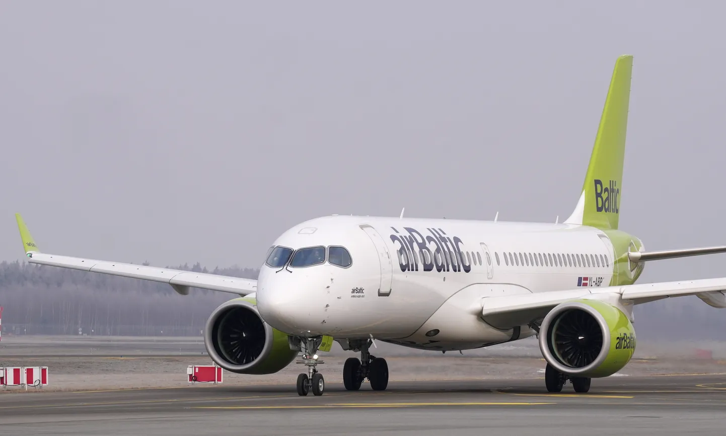 "airBaltic" lidmašīna Rīgas lidostā.