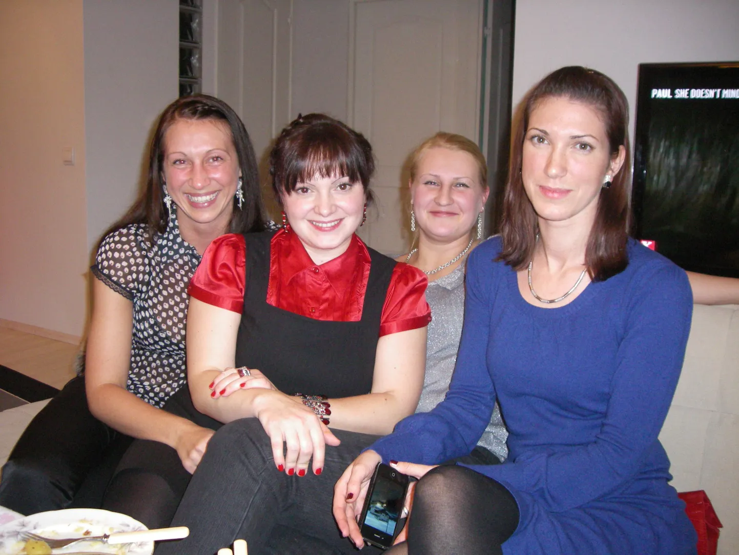 Виктория Попенко с подругами