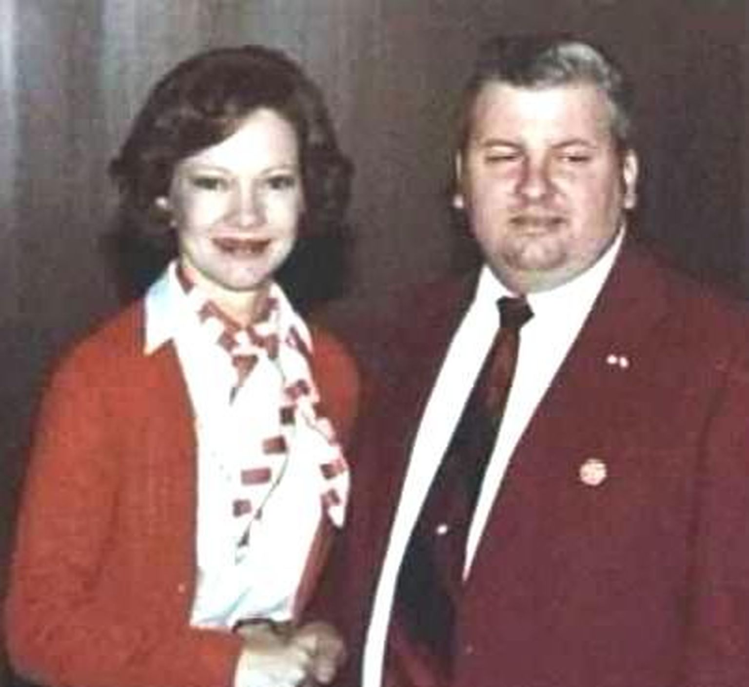 Ühendriikide esileedi Rosalynn Carter surub sel 1978. aastapildil kätt tubli ehitusettevõtja, kodanikuaktivisti ja Demokraatliku Partei kaastöölise John Wayne Gacy'ga, kes osutus pedofiiliks ja sarimõrvariks.
