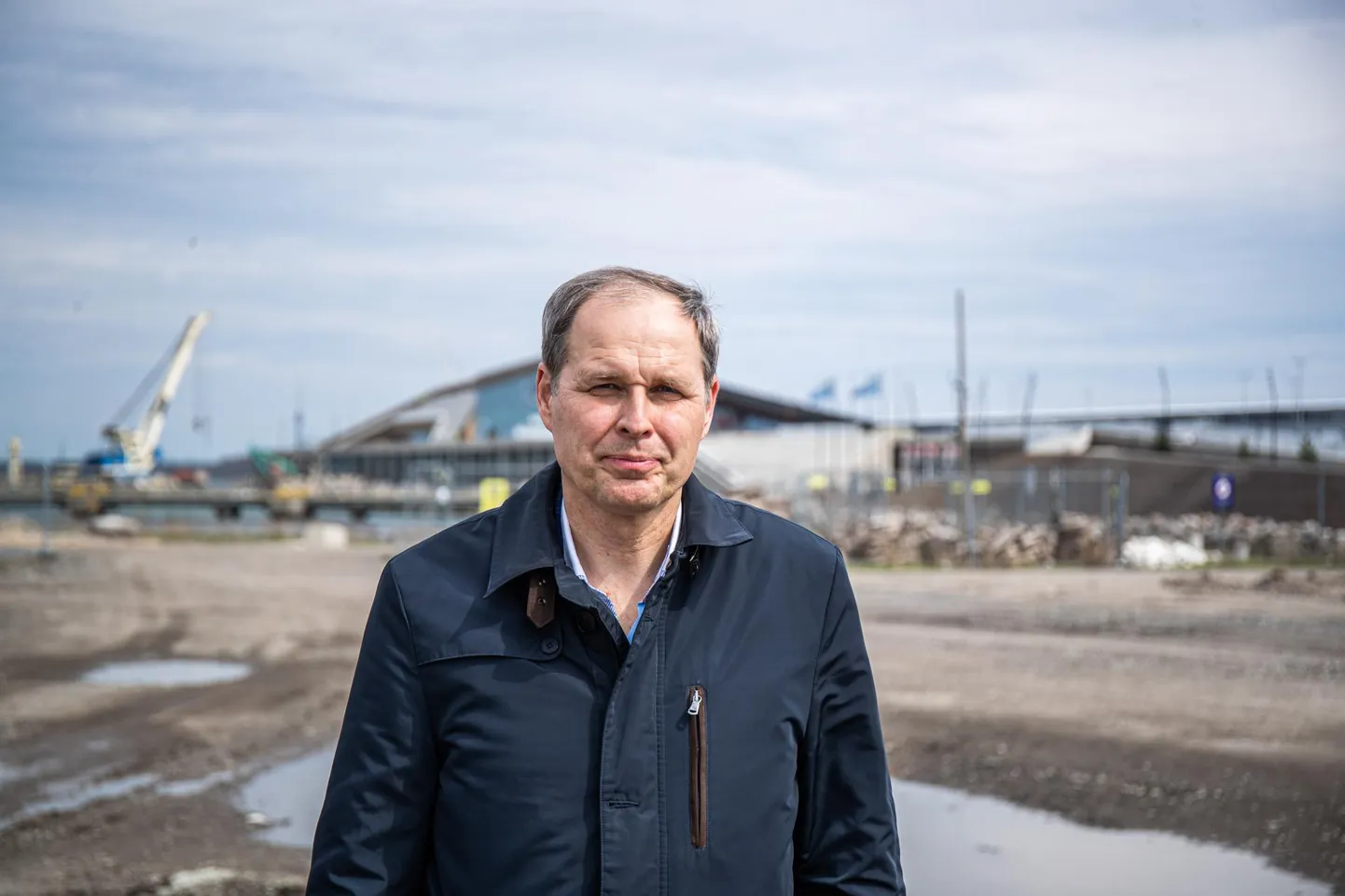 Valdo Kalm, kes näitab Tallinna Sadama krunti, kuhu võiks Estonia Teatri uue hoone ehitada.