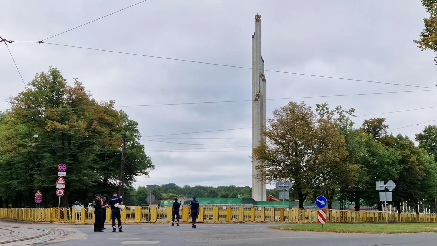 Piemineklis Uzvaras parkā.
