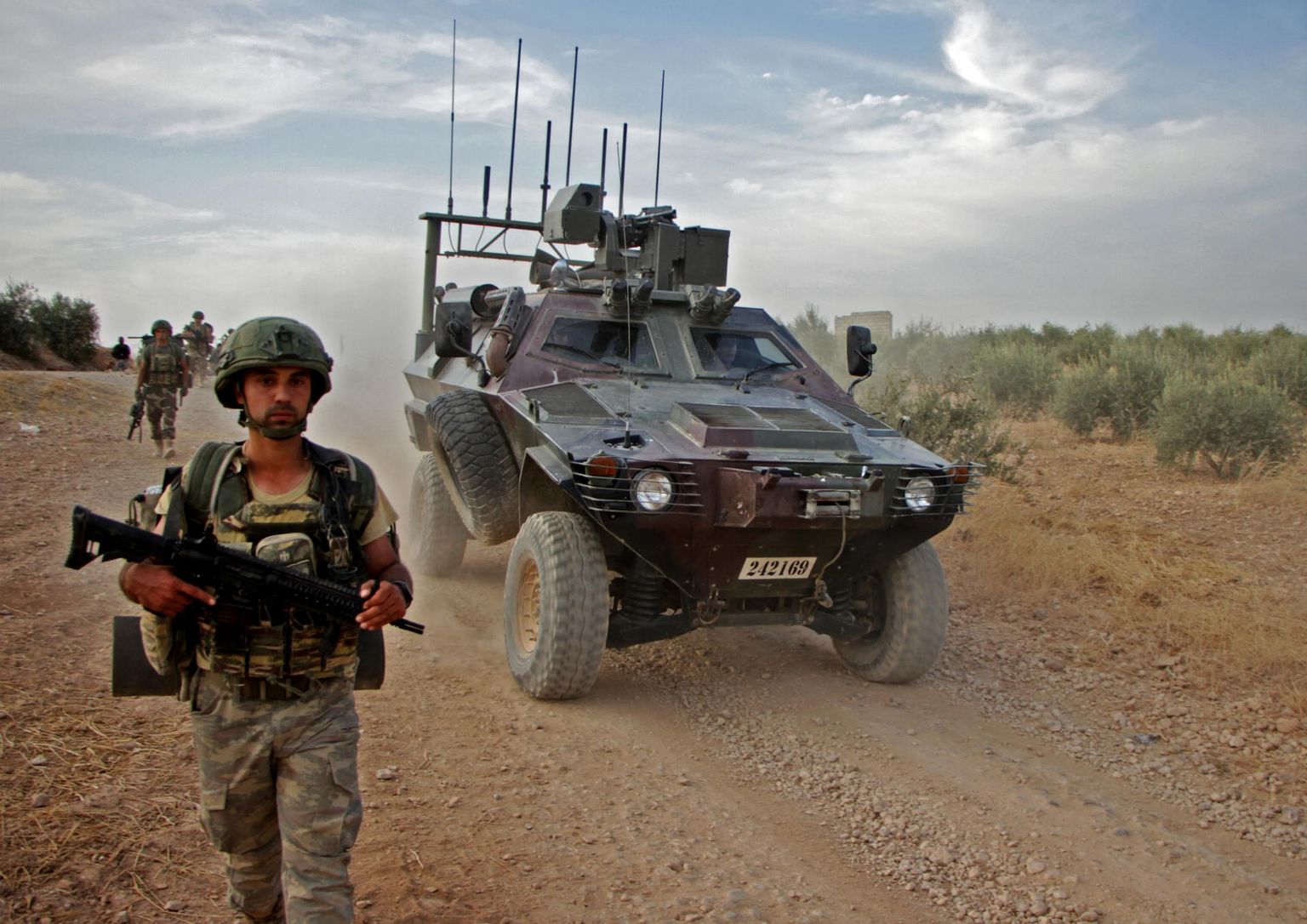 Türgi sõjaväelane ja soomuk Manbij linna lähedal Süürias. 