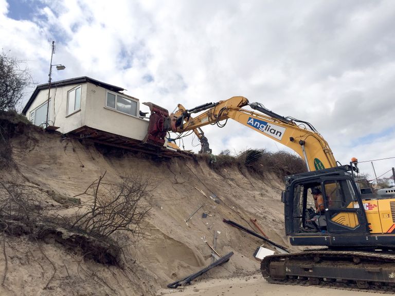Ühendkuningriigis Norfolkis sööb erosioon kallast ja ohustab maju