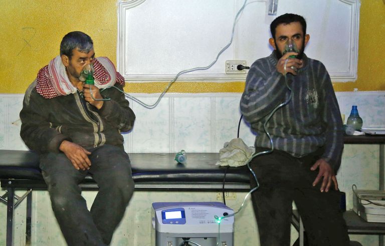 Hapnikumaskides Süüria mehed kokkuklopsitud haiglas Doumas, mida tabas aprillis kloorirünnak.