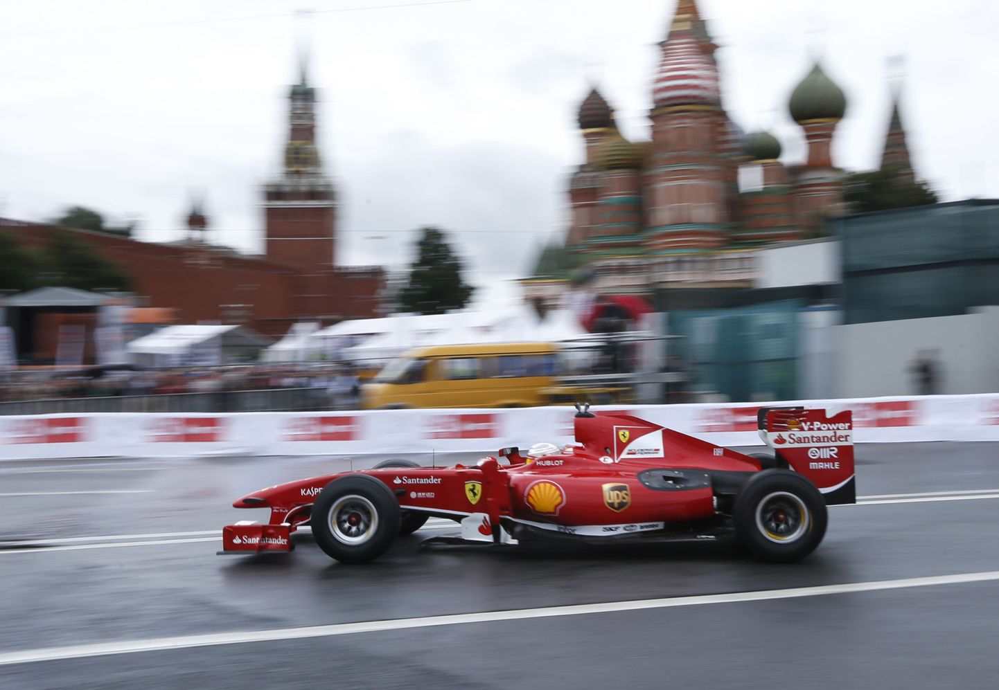 Kamui Kobayashi tõi Ferrari vormeli Moskva linnatänavatele.