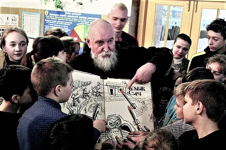 Анатолий Лютюк демонстрирует школьникам из Ивано-Франковска «Книгу доброты».