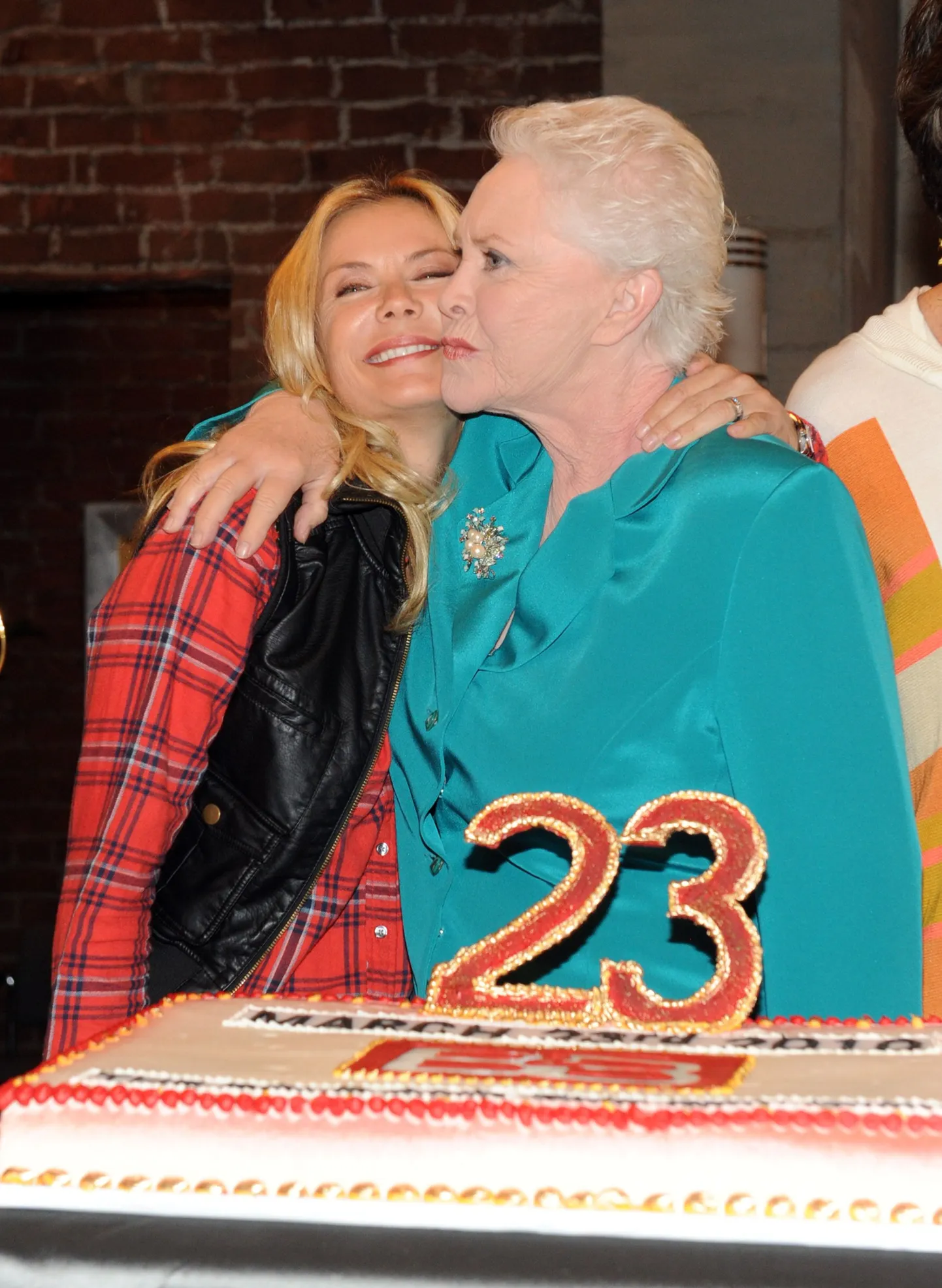 Näitlejannad Katherine Kelly Lang ja Susan Flannery "Vaprate ja ilusate" 23. sünnipäeval 2010. aastal