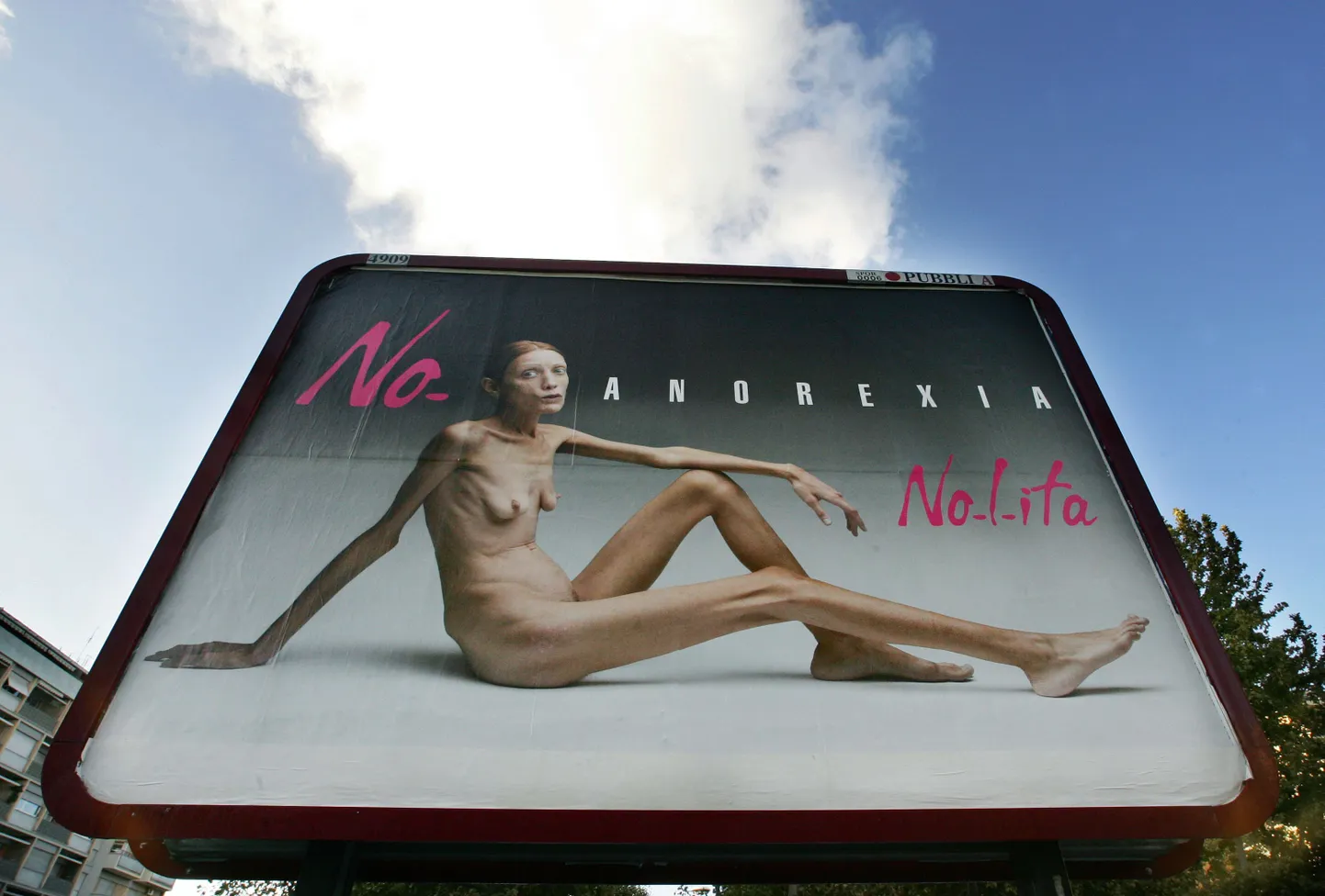 Рекламный плакат в центре Рима. Рекламная кампания против анорексии. Иллюстративное фото.