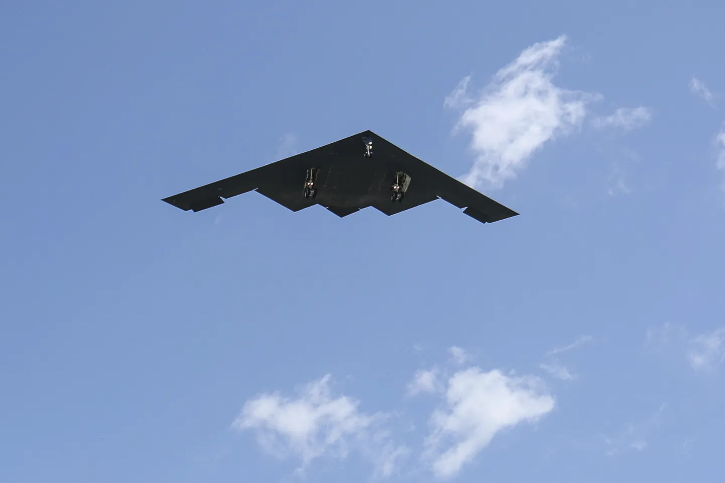 Pommitaja B-2 saabumas Whitemani lennubaasi pärast rünnakut Iraani tuumarajatistele.
