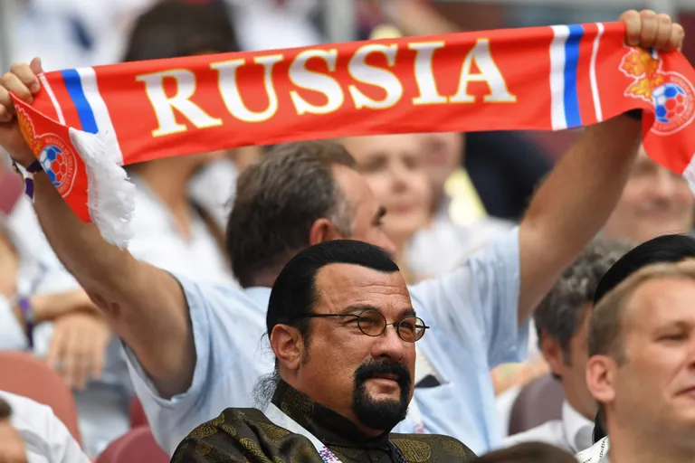 Steven Seagal jalgpalli maailmameistrivõistlustel Venemaal. Стивен Сигал на Чемпионате мире в России.