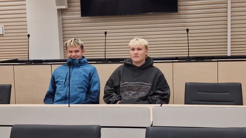 ÜLE 20 000 EURO! ⟩ «Me saame telekasse!» Inimestelt tuhendeid välja petnud noormestel oli kohtus nägu nalja täis