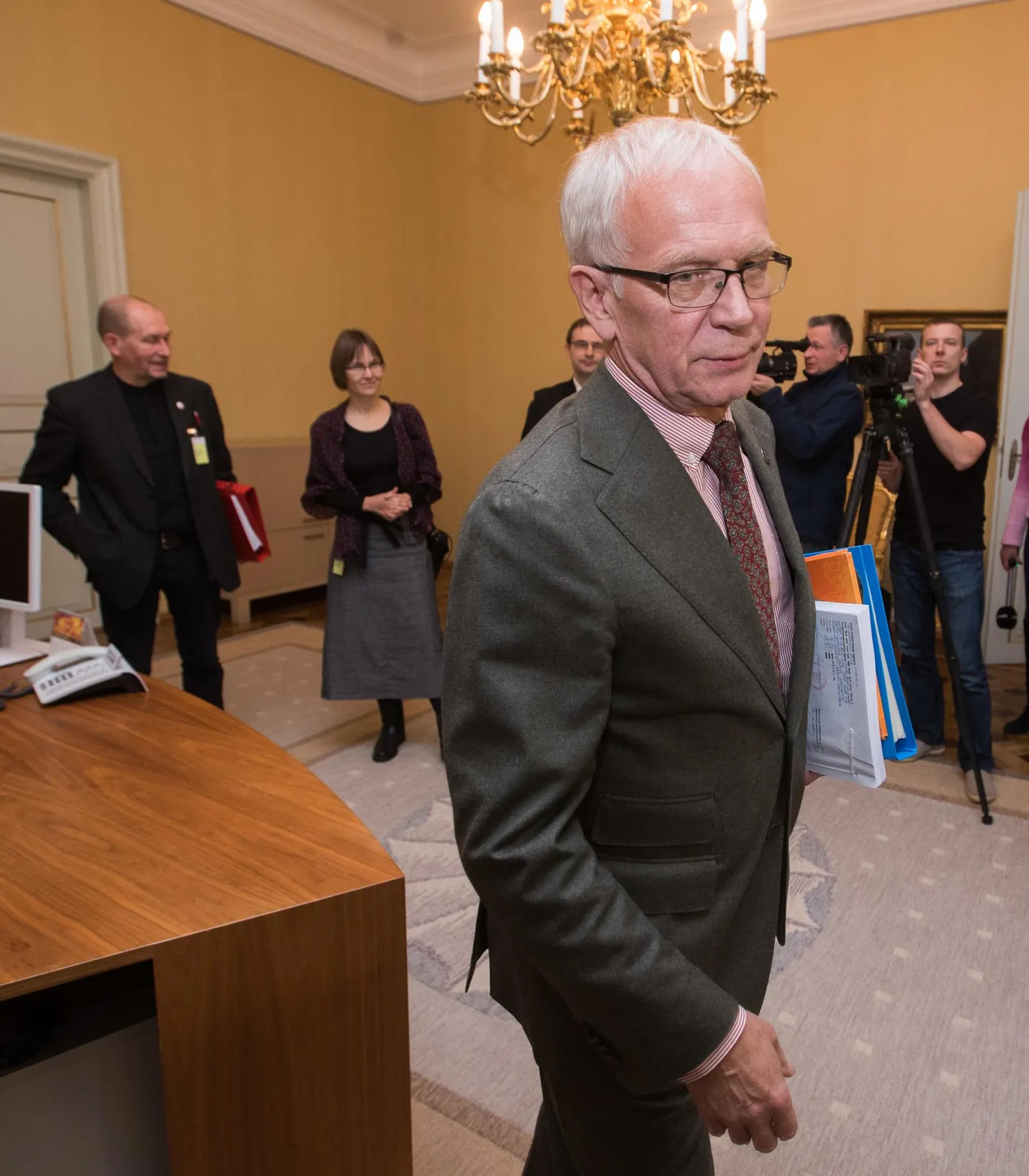 Riigikogu esimehe Eiki Nestori väide, et valija on riigikogu liikme tööandja ei pea paika, sest nende vahel pole mingit kokkulepet, mis sätestaks töövõtja palga ja muud hüved. Töövõtja on need omatahtsi kehtestanud.