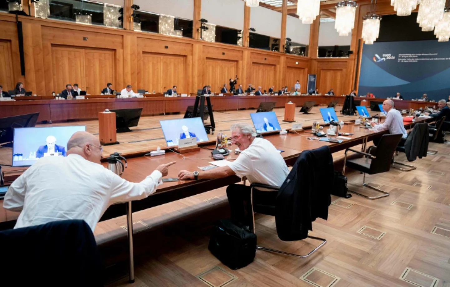 Kreeka välisminister Nikos Dendias (vasakul) ja tema Luksemburgi kolleeg Jean Asselborn suhtlemas koroonakindlamaks muudetud distantsilt.   FOTO: Kay Nietfeld / AFP / Scanpix