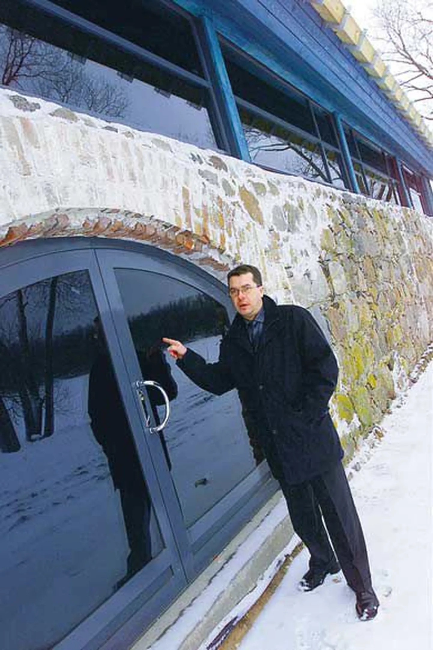 Tartumaa keskkonnateenistuse juhataja Jalmar Mandel seisab Emajõe Suursoo looduskeskuse taga. Sealt pääseb külastaja Emajõe kaldale