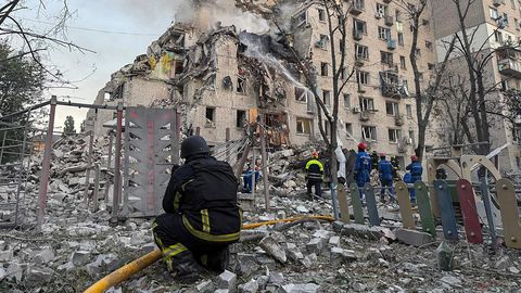 Traģiska nakts: Krievijas triecienos Kijivai desmit nogalinātie; desmitiem ievainoto