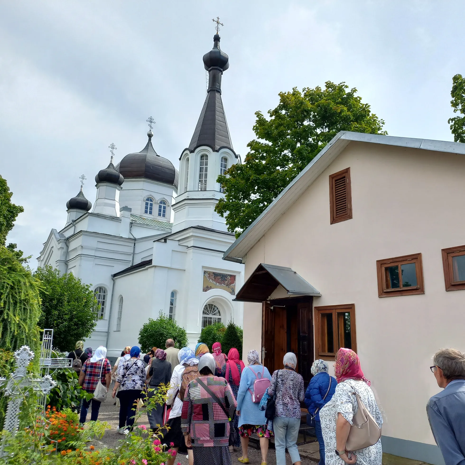 Одним из гвоздей программы августовской культурной поездки была Васкнарва, где можно было вместе с гидом посетить скит куремяэского монастыря.