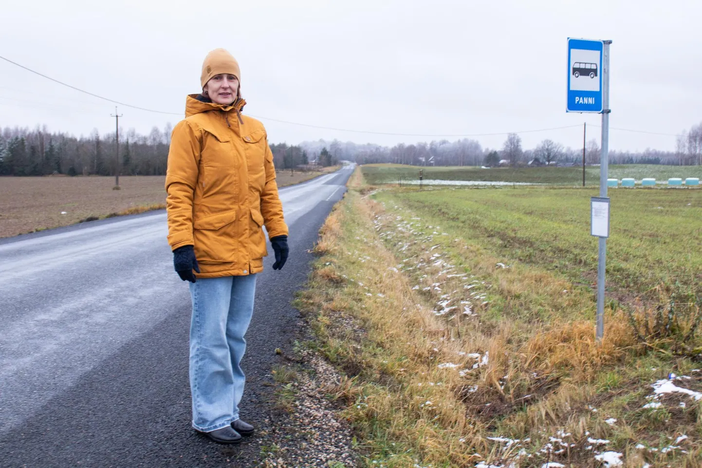 Pereema Mai Uus Võrumaal kodu juures asuvas peatuses, kust sõidab hommikul läbi üks buss, kell 6.33. Ja seegi sõidab tema jaoks valele poole.