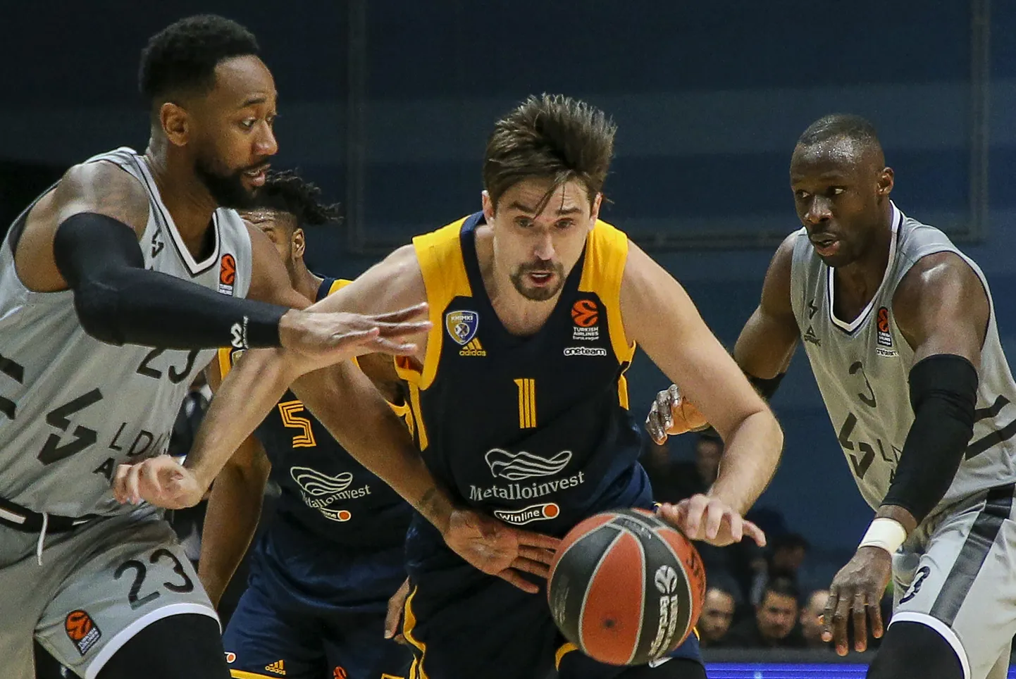 Himki mängija Aleksei Šved (palliga).