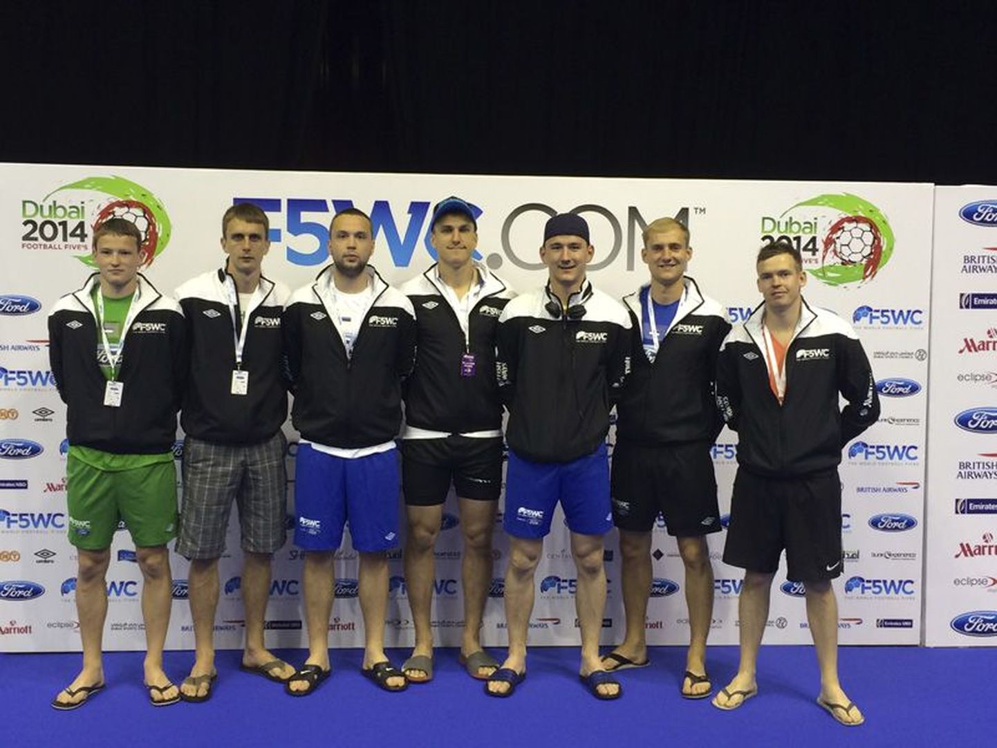 Eesti koondise mängijad Dubais amatööride minijalgpalli maailmameistrivõistlustel avamängu ootel.