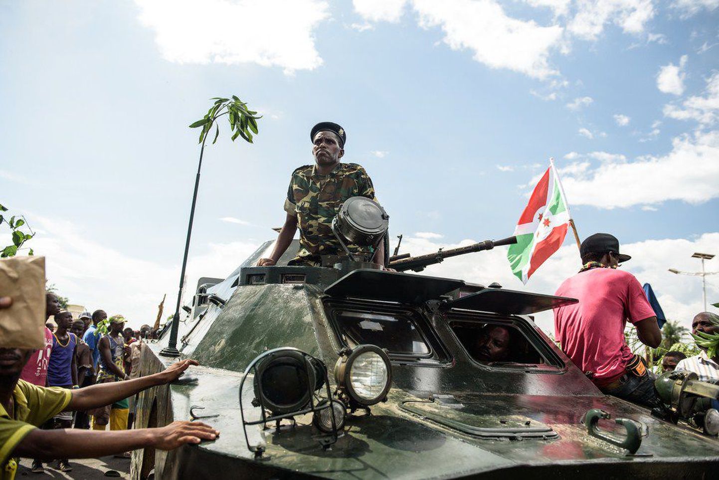 Burundi sõjaväelased, soomuk ümbritsetud rahvahulgast