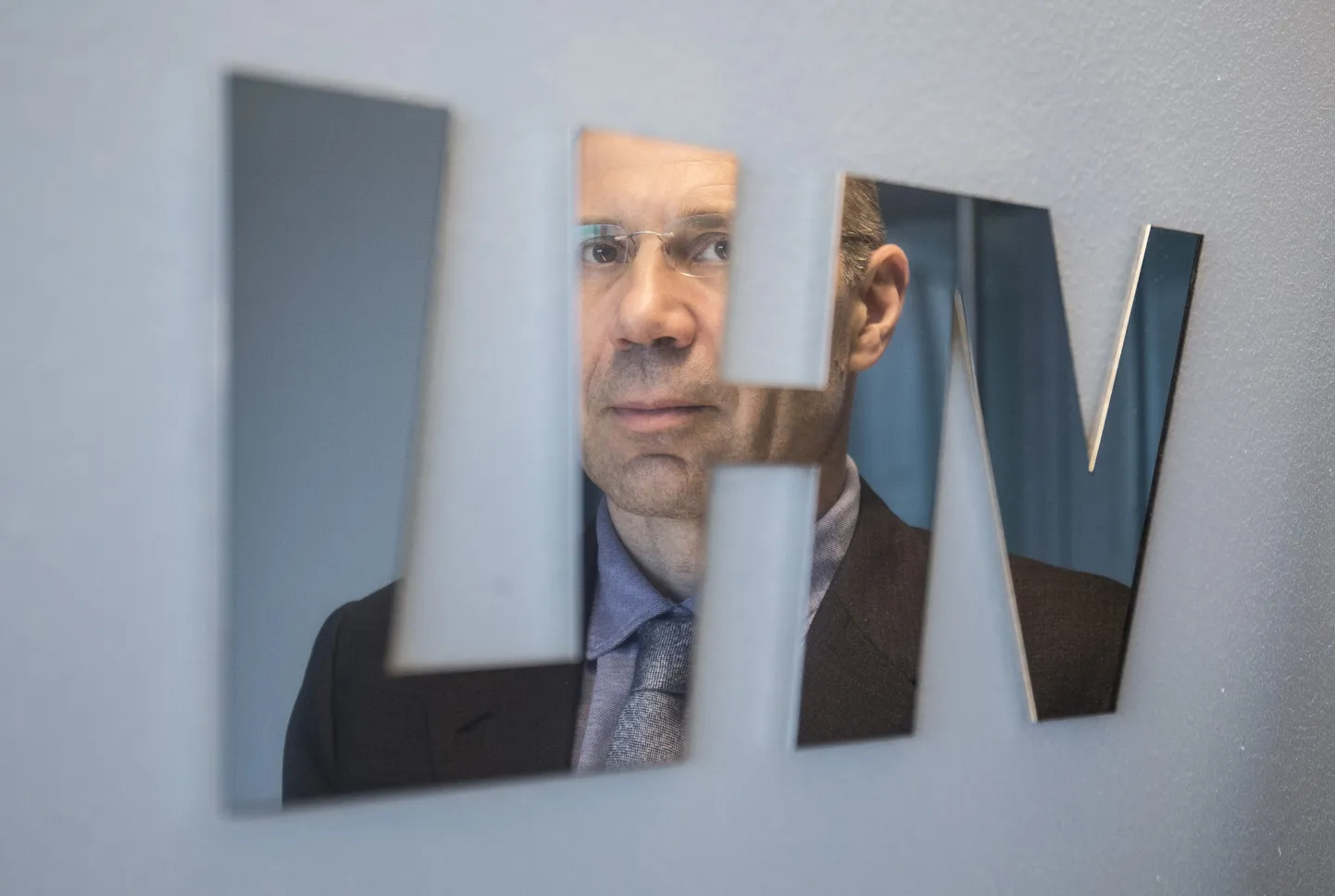 LHV panga logo taustal firma asutaja Andres Viisemann