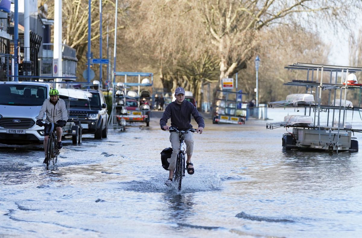 Jalgratturid täna Edela-Londonis Putney linnaosas, kus tormiga üle kallaste tõusnud Thamesi jõgi ujutas üle tänavad.