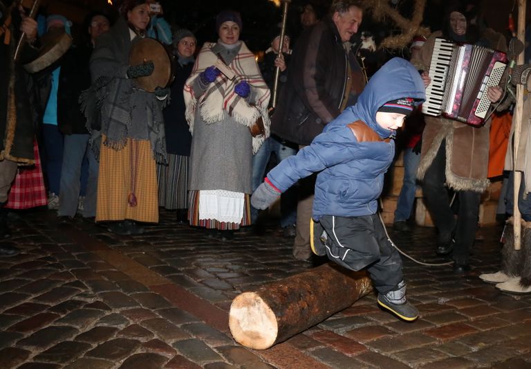 Latvijas Folkloras biedrības organizētā ziemas saulgriežu bluķa vilkšana Vecrīgā 2016. gadā.