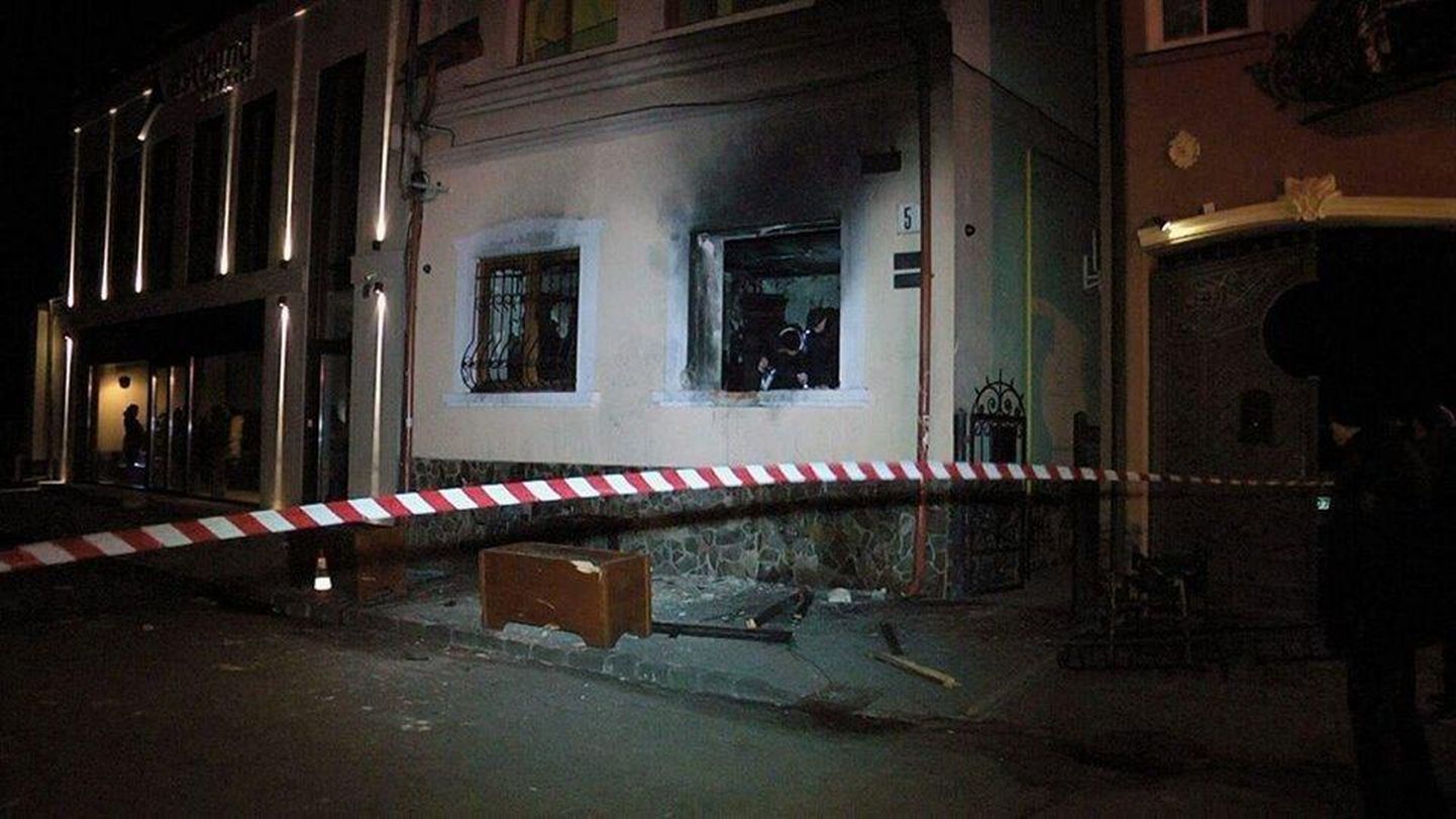 Põlenud Ungari kultuurikeskuse hoone Ukrainas Užgorodi linnas.