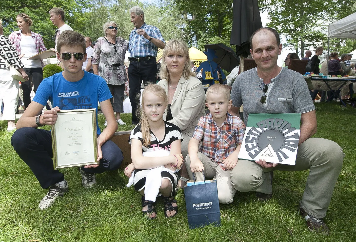 Parima talu auhinna võitnud Elen ja Urmas Tekkel koos lastega: (vasakult) Martin, Grete ja Mattias.