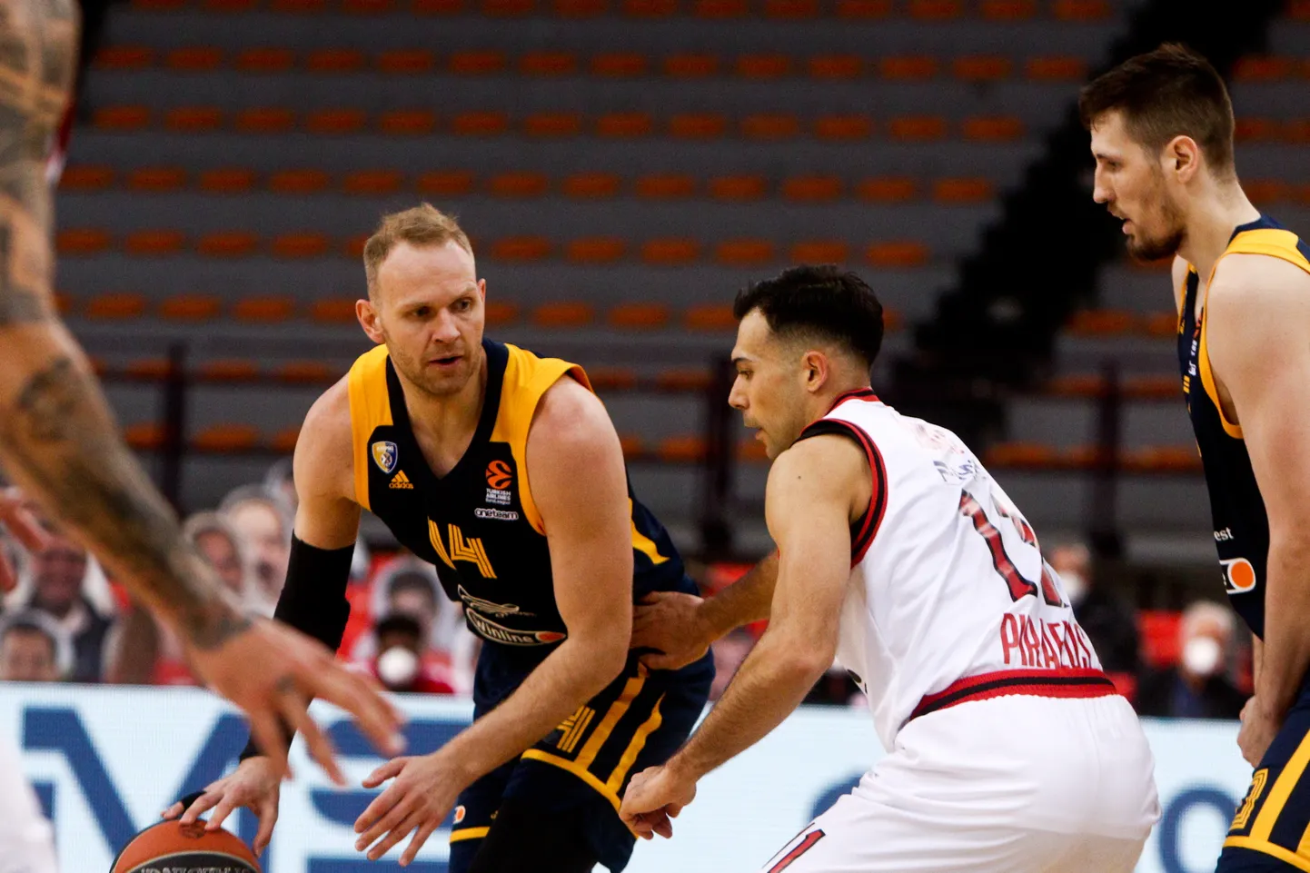 Moskva oblasti Himki mängija Anton Ponkrašov (vasakul).