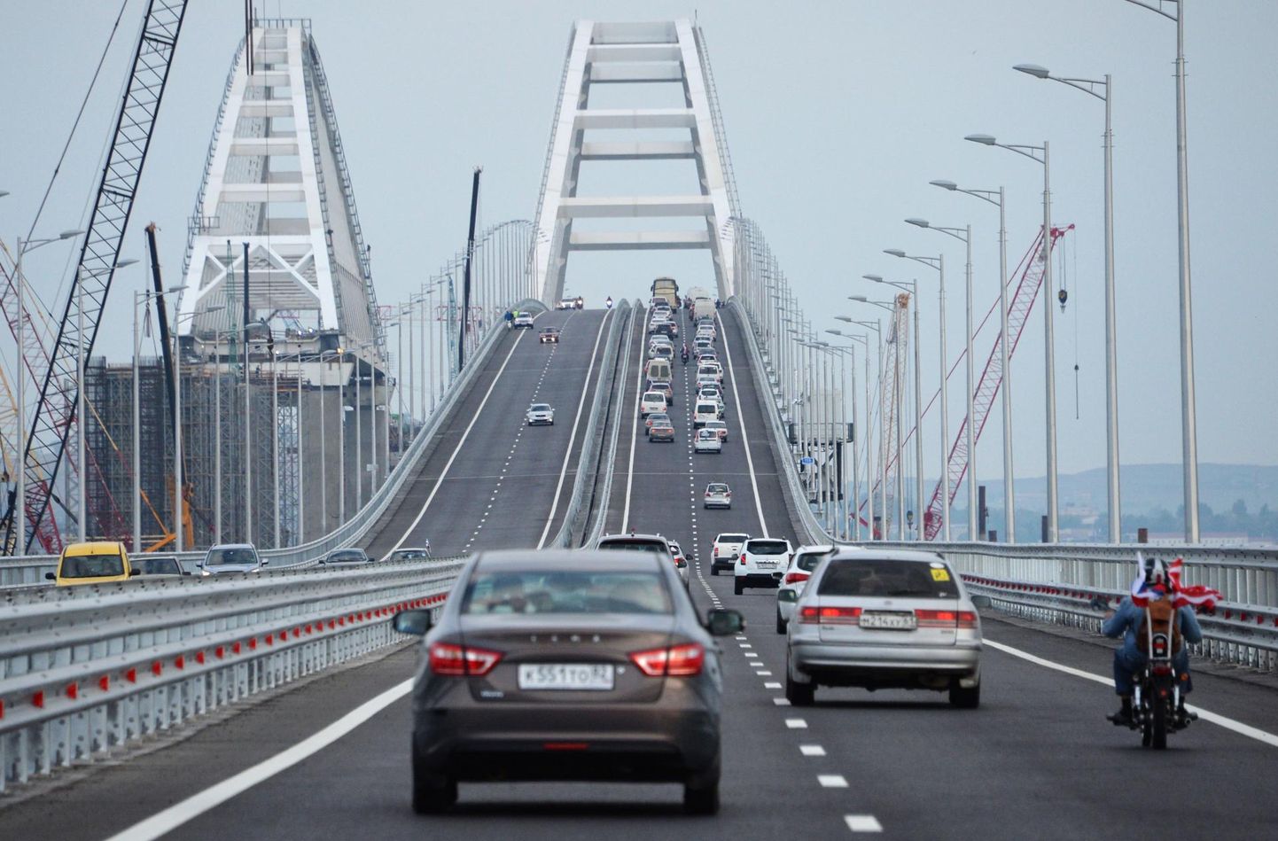 Kertši väina ületav sild Krimmi ja Venemaa vahel avati autoliiklusele tänavu mais.