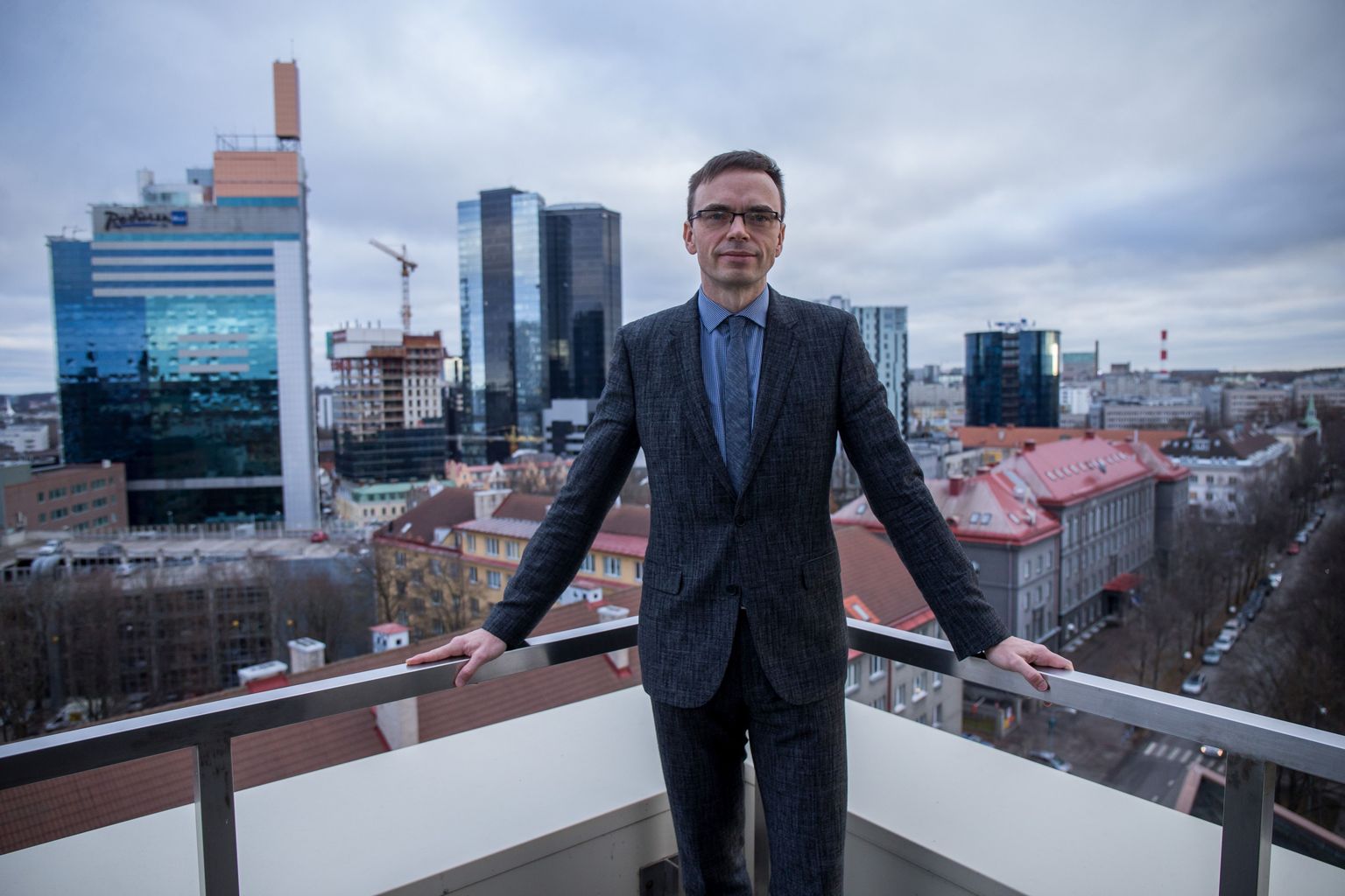 Sven Mikser kolmandal tööpäeval Eesti välisministrina ministeeriumi katusel.