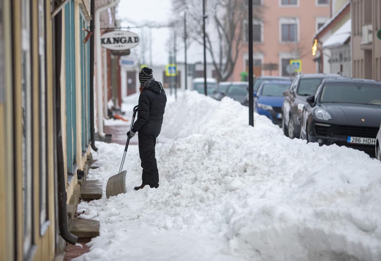 Lisaks taevast langenud lumele juhtub vahel, et kõnniteele valgub suur hulk lund katuselt, nagu juhtus Viljandis Tartu tänaval.