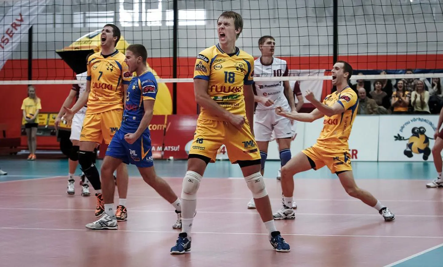 Pärnu meeskond (kollases) kannab põhiturniiri võitjana soosikukoormat.