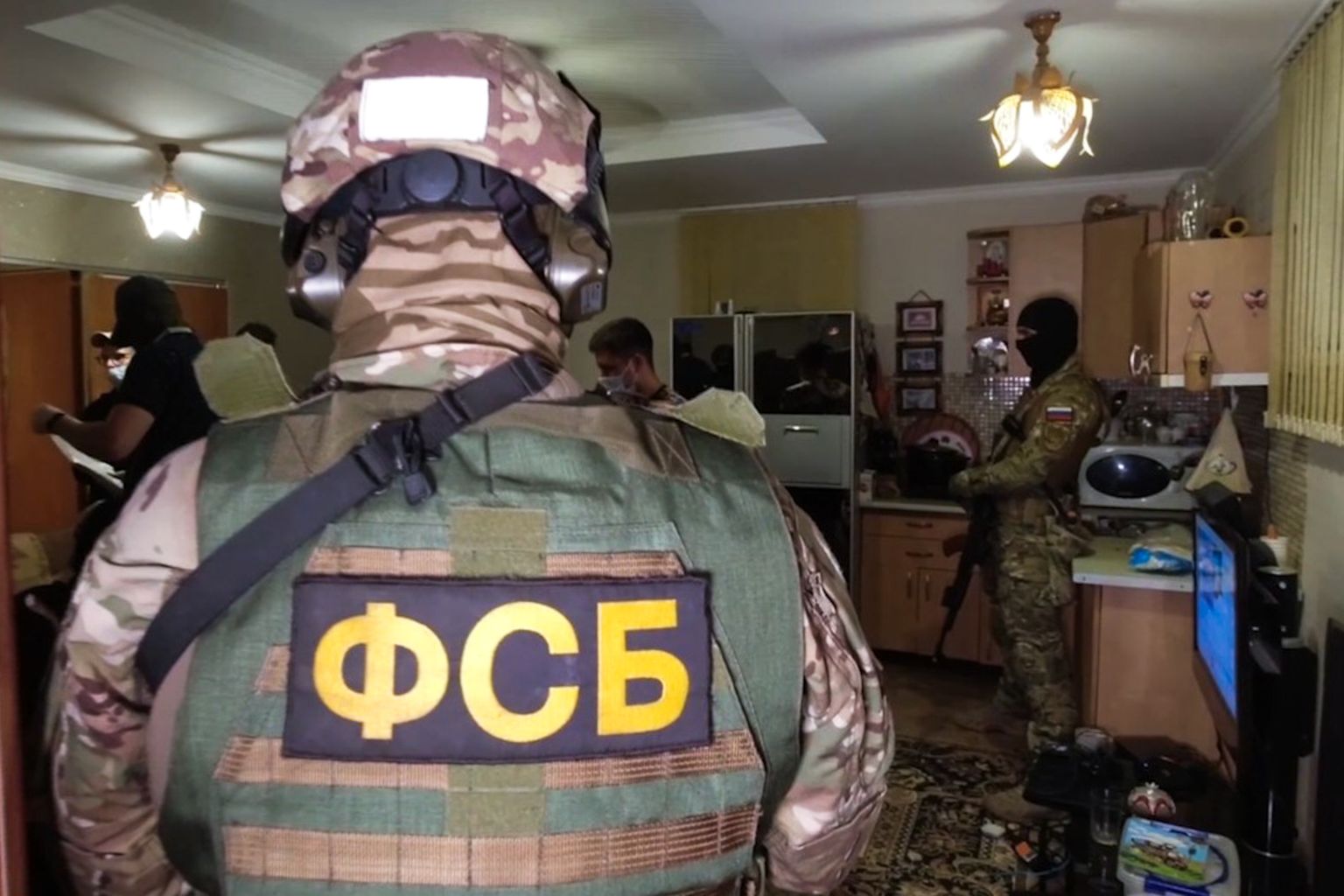 Vene Föderatsiooni föderaalne julgeolekuteenistus (FSB) Hizb ut-Tahriri organisatsiooni liikmeid Krimmi poolsaarel vahistamas.