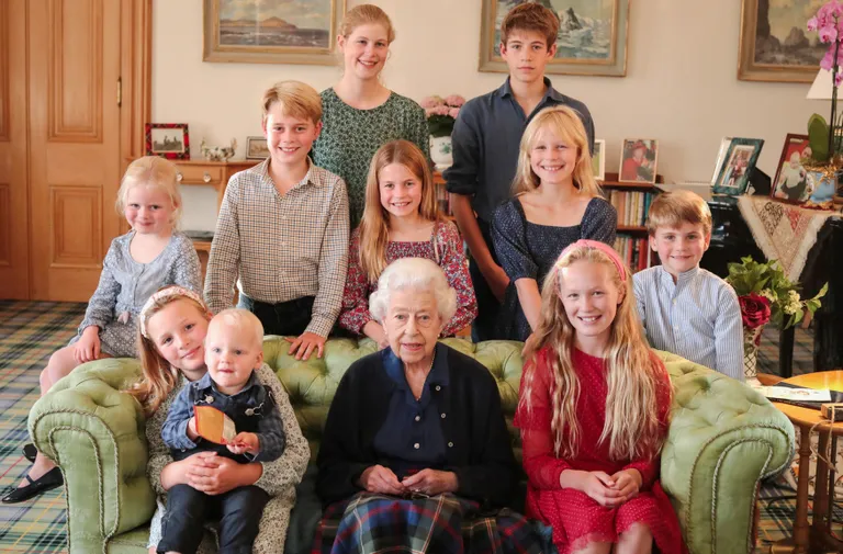 Esireas vasakult Mia ja Lucas Tindall, kuninganna Elizabeth, Savannah Phillips. Teises reas vasakult Lena Tindall, prints George, printsess Charlotte, Isla Phillips, prints Louis. Kolmandas reas lapselapsed leedi Louise ja vikont James.