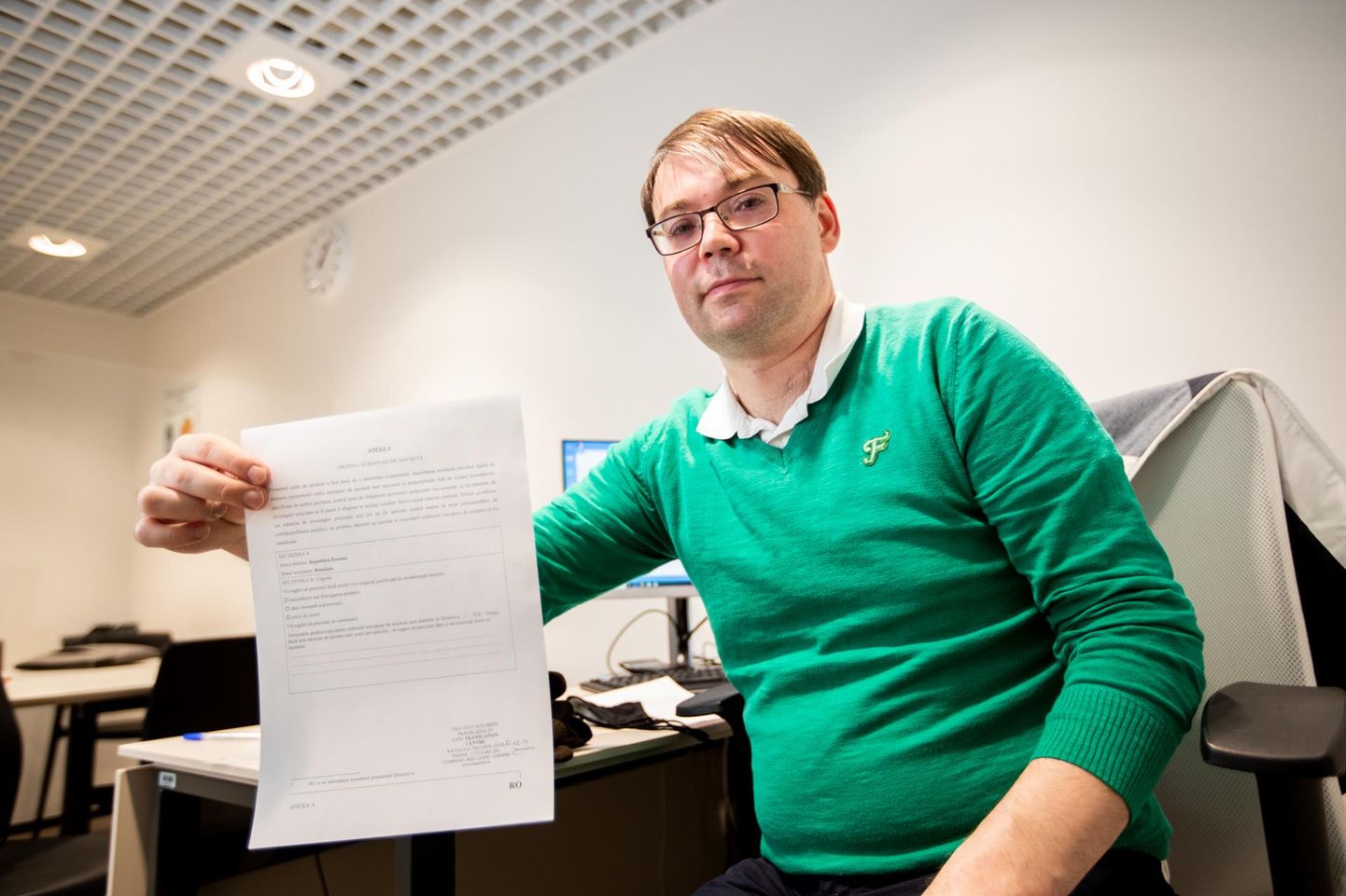 Saaremaa ringkonnaprokurör Rainer Amur näitab rumeeniakeelset Euroopa uurimistaotlust, et kontrollida Rumeenias panka ja firmat, kuhu Saaremaa firmalt välja petetud raha kanti.