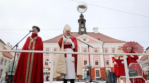FOTOD ⟩ Jõulutaat, piiskop ja linnapea kuulutasid raeplatsil välja jõulurahu