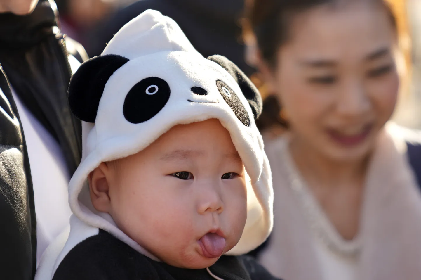 Pandakostüümis väikelaps Jaapanis.