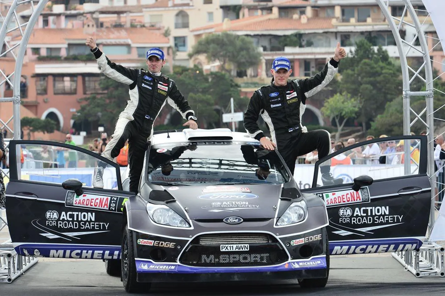 Ott Tänak ja tema tollane kaardilugeja Kuldar Sikk 2012. aasta sügisel Sardiinia ralli autasustamisel, esimest korda poodiumikohal – kolmandal.