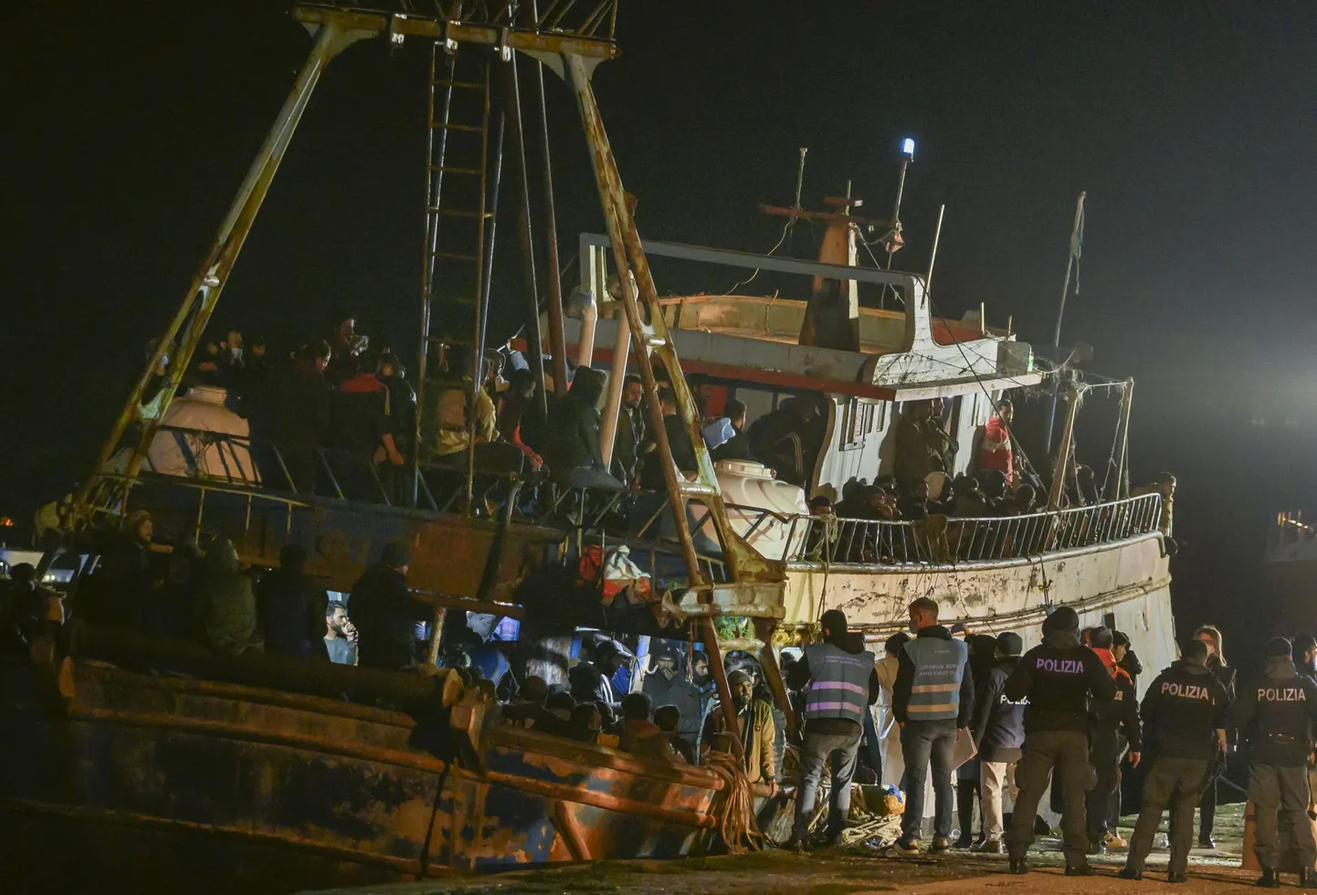 Politsei kontrollimas umbes 500 sisserändajat kandvat kalapaati Lõuna-Itaalias Crotone sadamas 11. märtsi 2023. aastal.