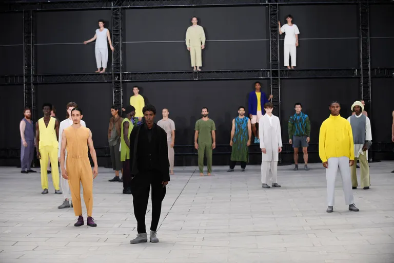 Issey Miyake 2023. aasta kevadsuvine meestekollektsioon. Kollektsiooni esitleti Pariisi moenädalal 23. juunil.